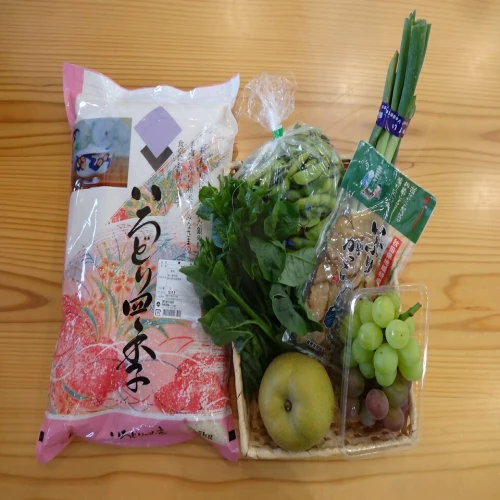 あきたこまち5kgと五城目の幸4〜9品程度（野菜・果物・加工品） 【お米